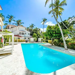 villa-garden-pool-los-corales-bavaro-wifi-bbq-parking.comcaribbean.com/
